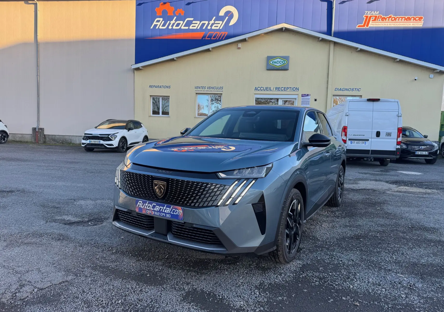 Peugeot 3008 Hybrid 136ch Allure bleu Nogaro vue 3/4 avant droit, calandre noire et feux LED griffes distinctifs.