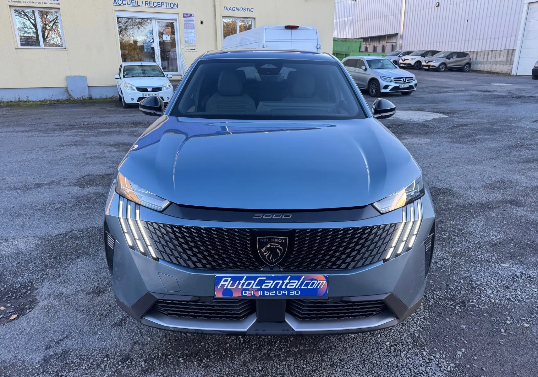 Vue avant d'un Peugeot 3008 Hybrid Bleu Nogaro, mettant en valeur sa calandre noire et ses phares LED distinctifs.