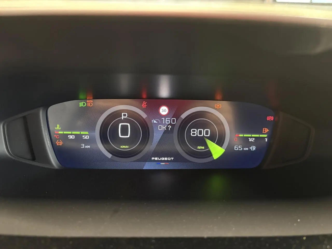 Tableau de bord numérique Peugeot 308 2026 affichant vitesse, régime moteur et jauges, vue frontale rapprochée.