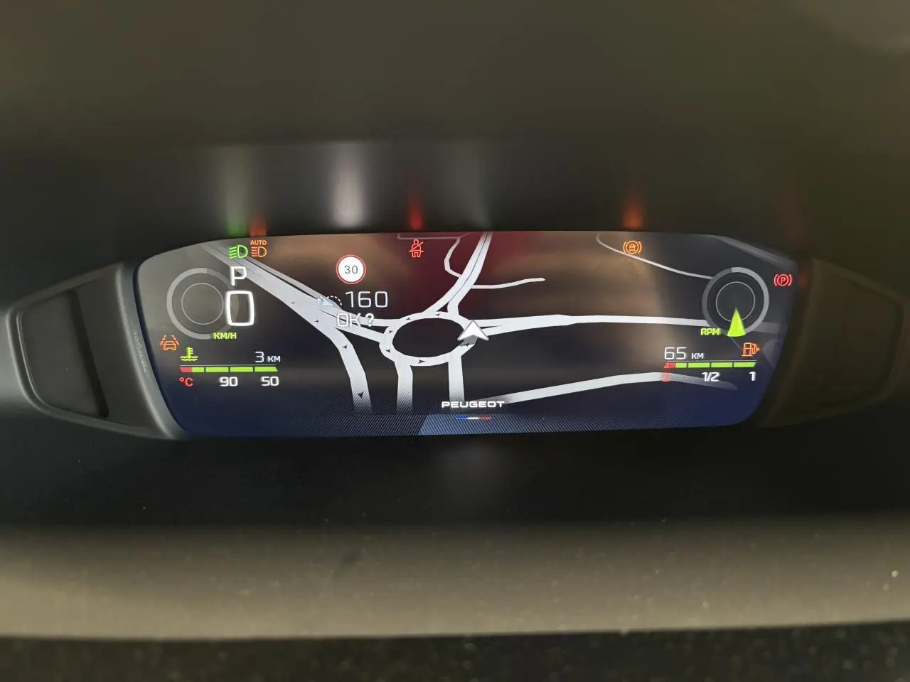 Affichage numérique du combiné de bord Peugeot 308 noir, avec navigation et indicateurs de vitesse et régime moteur.