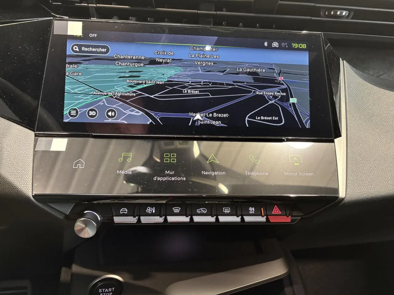 Détail de la console centrale avec écran tactile de navigation et commandes tactiles du Peugeot 308 GT noir métallisé.