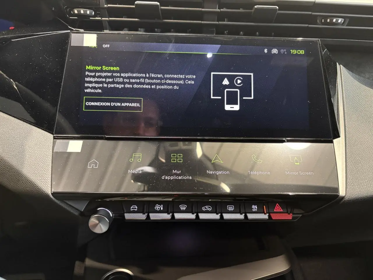 Écran tactile central de la Peugeot 308 GT 2026 noir métallisé, vue rapprochée de la console multimédia.