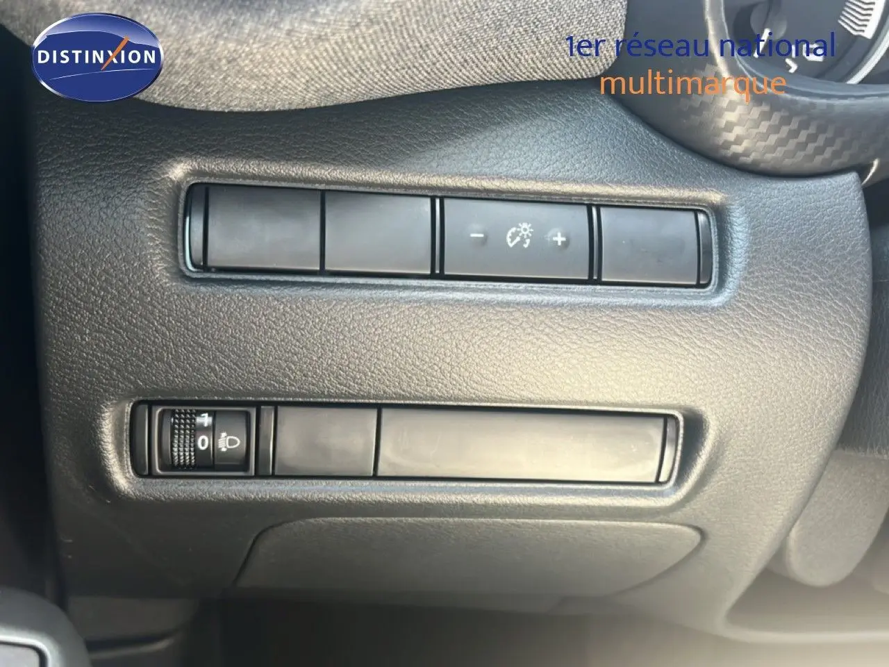 Détail des commandes d’éclairage et réglages du tableau de bord sur Nissan Juke Hybrid gris, intérieur noir.