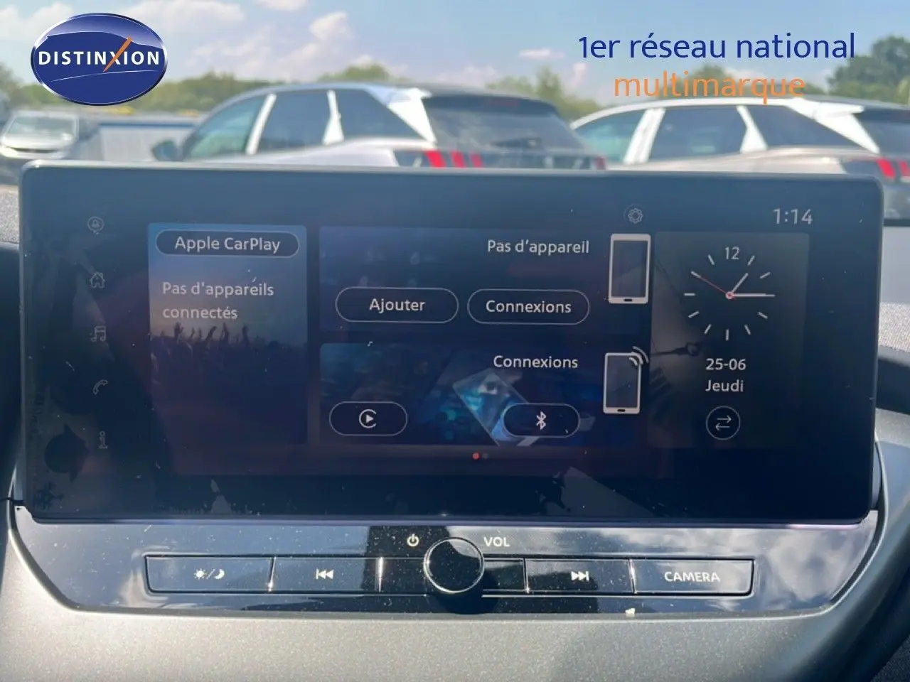 Écran tactile central du Nissan Juke Hybrid 2025 affichant les options de connexion Apple CarPlay, avec tableau de bord gris.