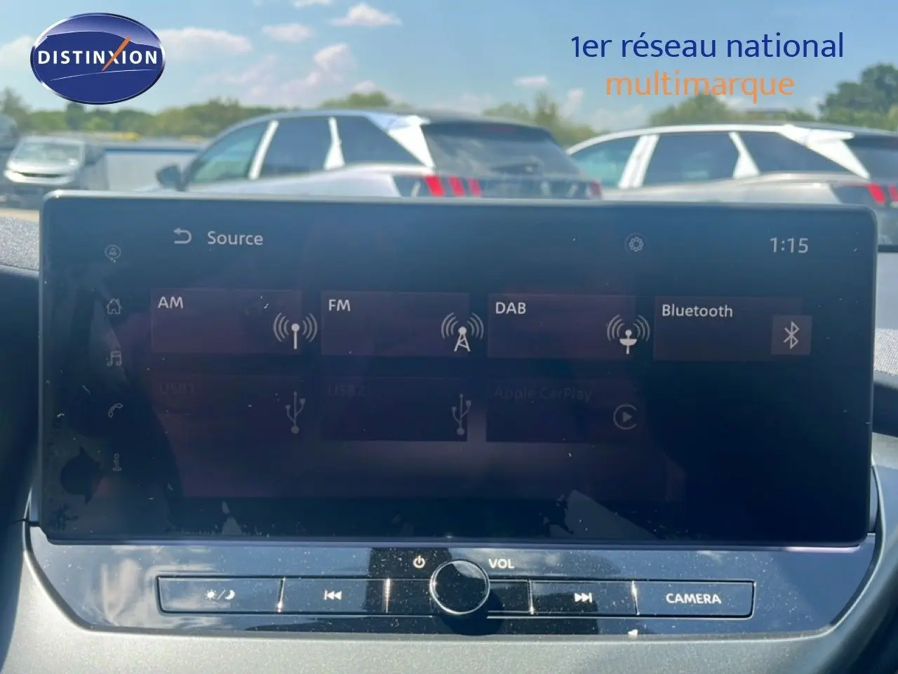 Écran tactile multimédia du Nissan Juke hybride 2025, affichant les options radio et Bluetooth, intérieur noir.