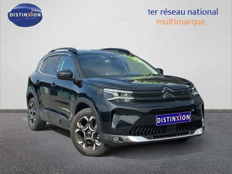 Citroën C5 Aircross noir Perla Nera vue 3/4 avant droit, avec calandre distinctive et jantes alliage modernes.