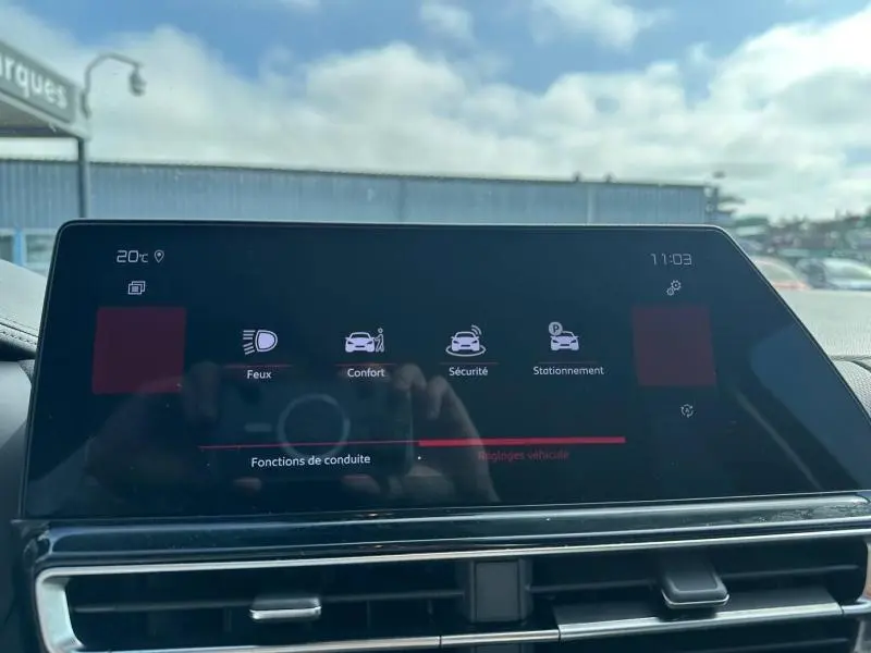 Écran tactile central du tableau de bord du Citroën C5 Aircross 2025 affichant les options Feux, Confort, Sécurité et Stationnement.