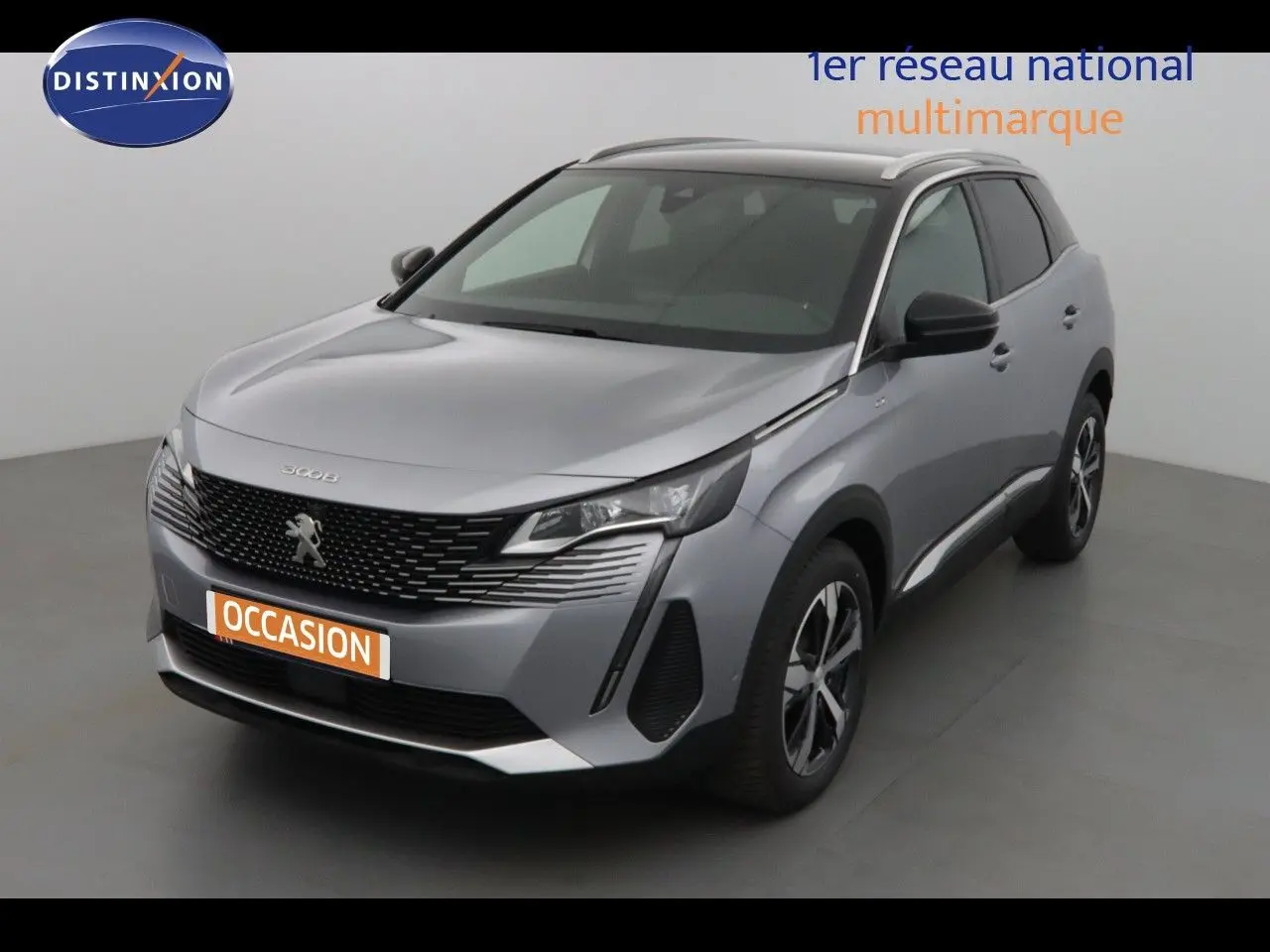 Peugeot 3008 gris Artense métal en 3/4 avant droit, avec calandre noire et jantes alliage bicolores.