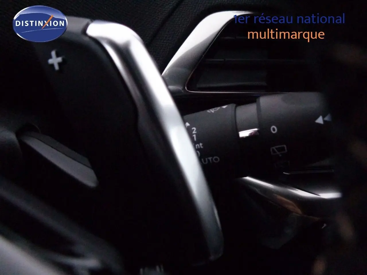 Gros plan sur la palette de changement de vitesse + côté droit du volant du Peugeot 3008 gris Artense 2023.