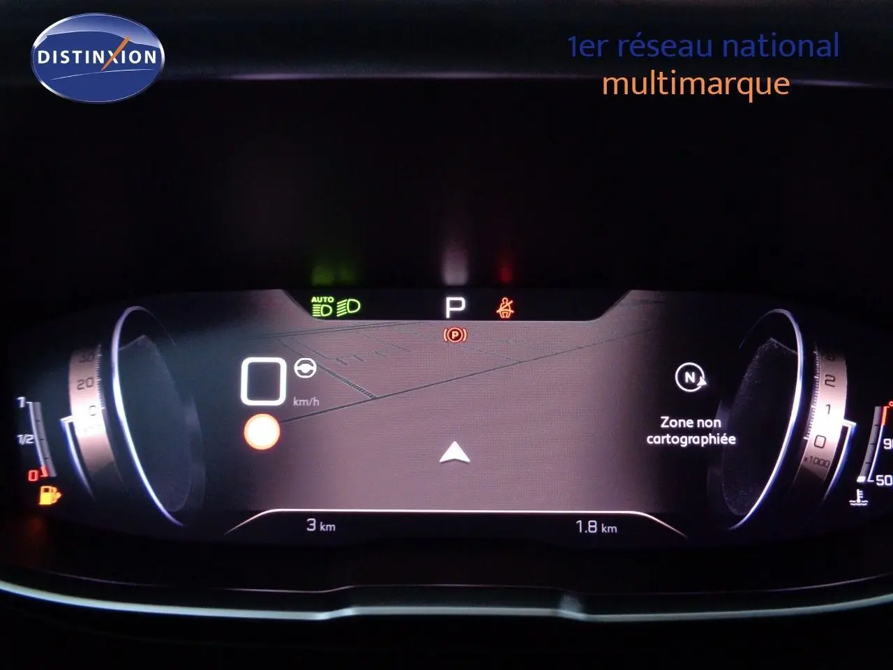 Tableau de bord numérique du Peugeot 3008 gris Artense, affichant la vitesse à 0 km/h et la navigation inactive.
