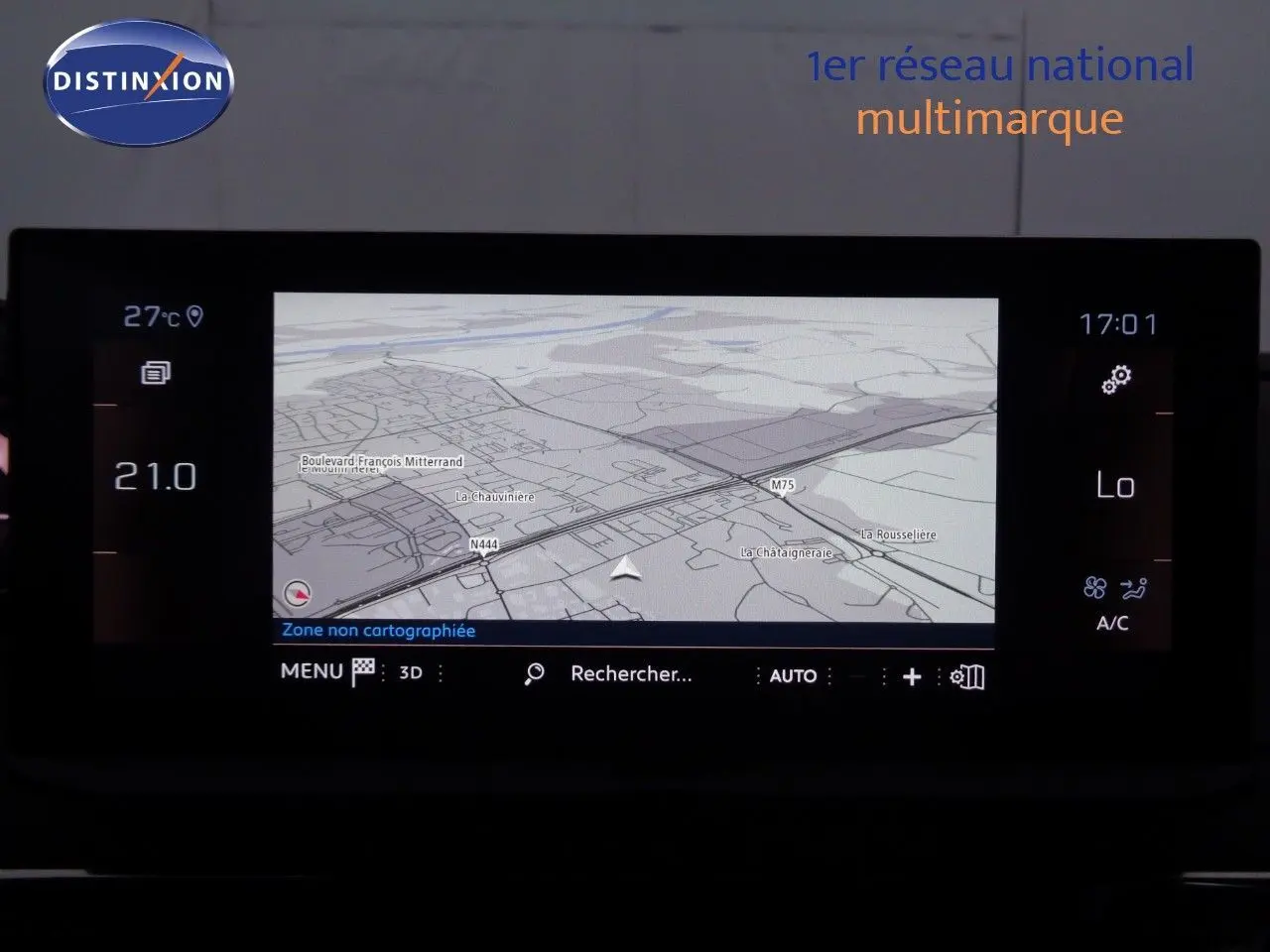 Écran central tactile du Peugeot 3008 2023 affichant la navigation et la climatisation en mode automatique.