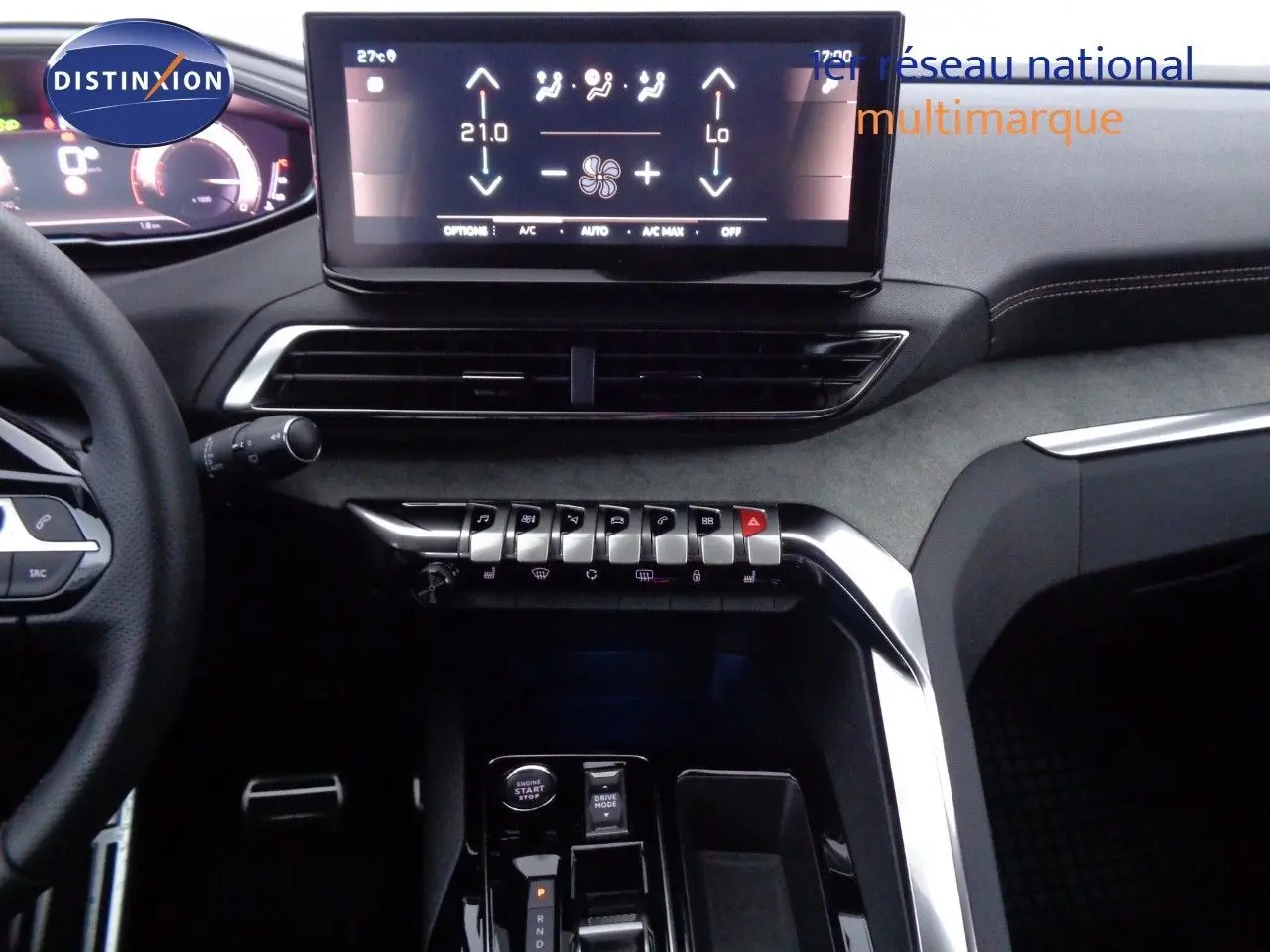 Intérieur du Peugeot 3008 2023 avec tableau de bord moderne, écran tactile central et commandes climatisation visibles.