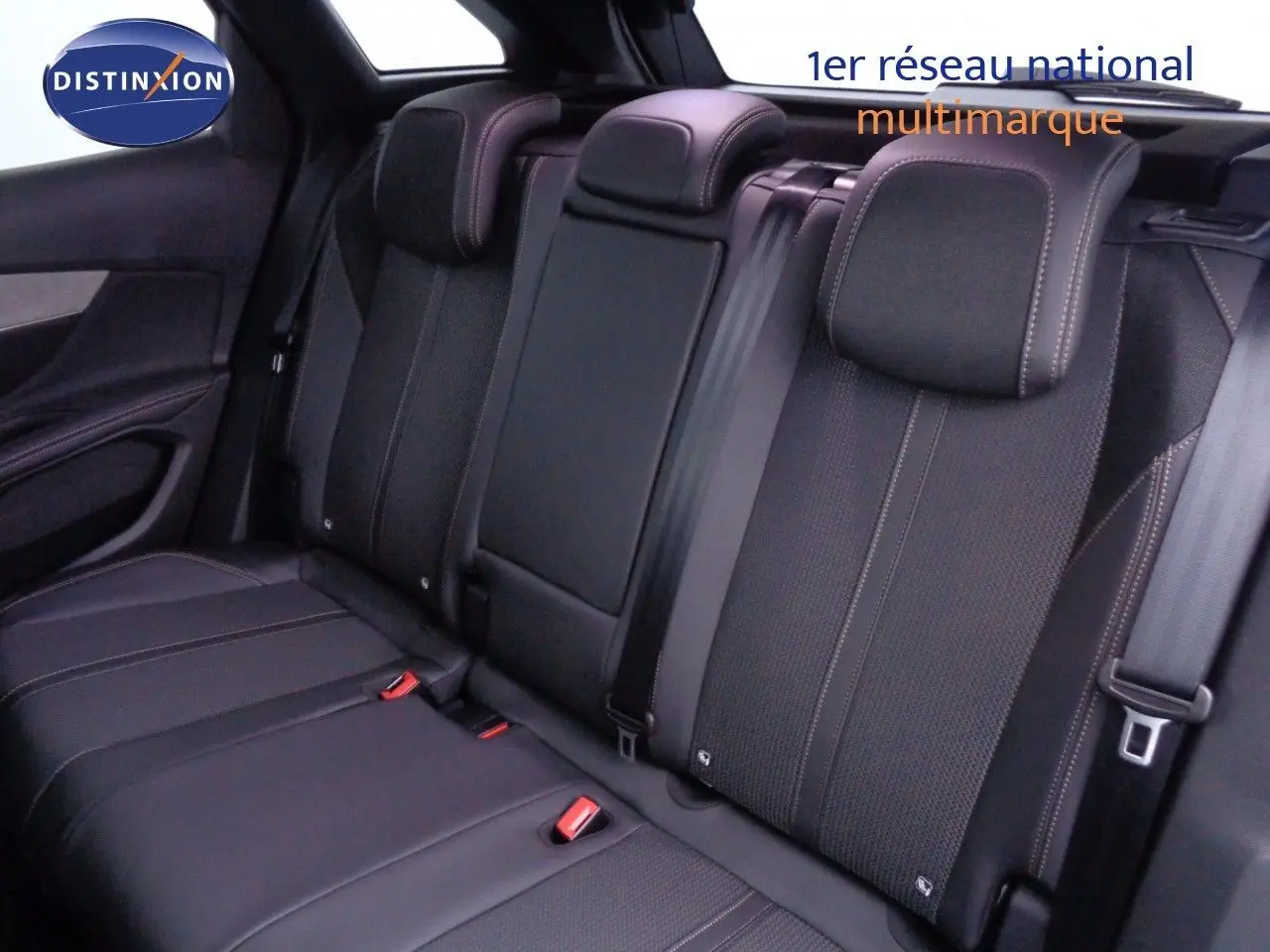 Vue intérieure arrière des sièges noirs en cuir et tissu du Peugeot 3008 GT 2023, soulignant les appuie-têtes et ceintures de sécurité.