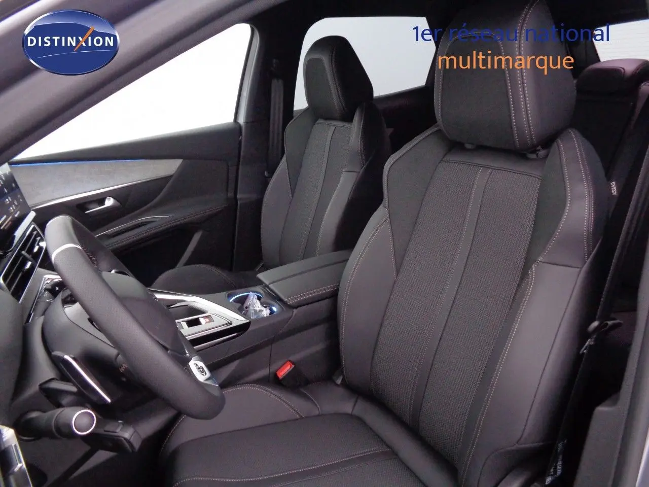 Vue intérieure côté conducteur du Peugeot 3008 2023 avec sièges noirs en cuir et surpiqûres contrastées.