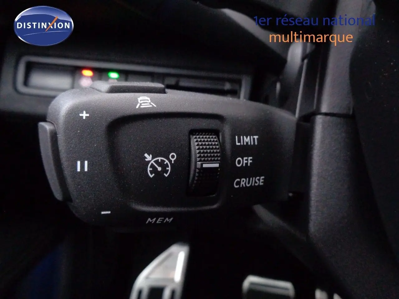 Gros plan sur la commande de régulateur de vitesse du Peugeot 3008 gris Artense, avec sélecteur LIMIT, OFF, CRUISE visible.