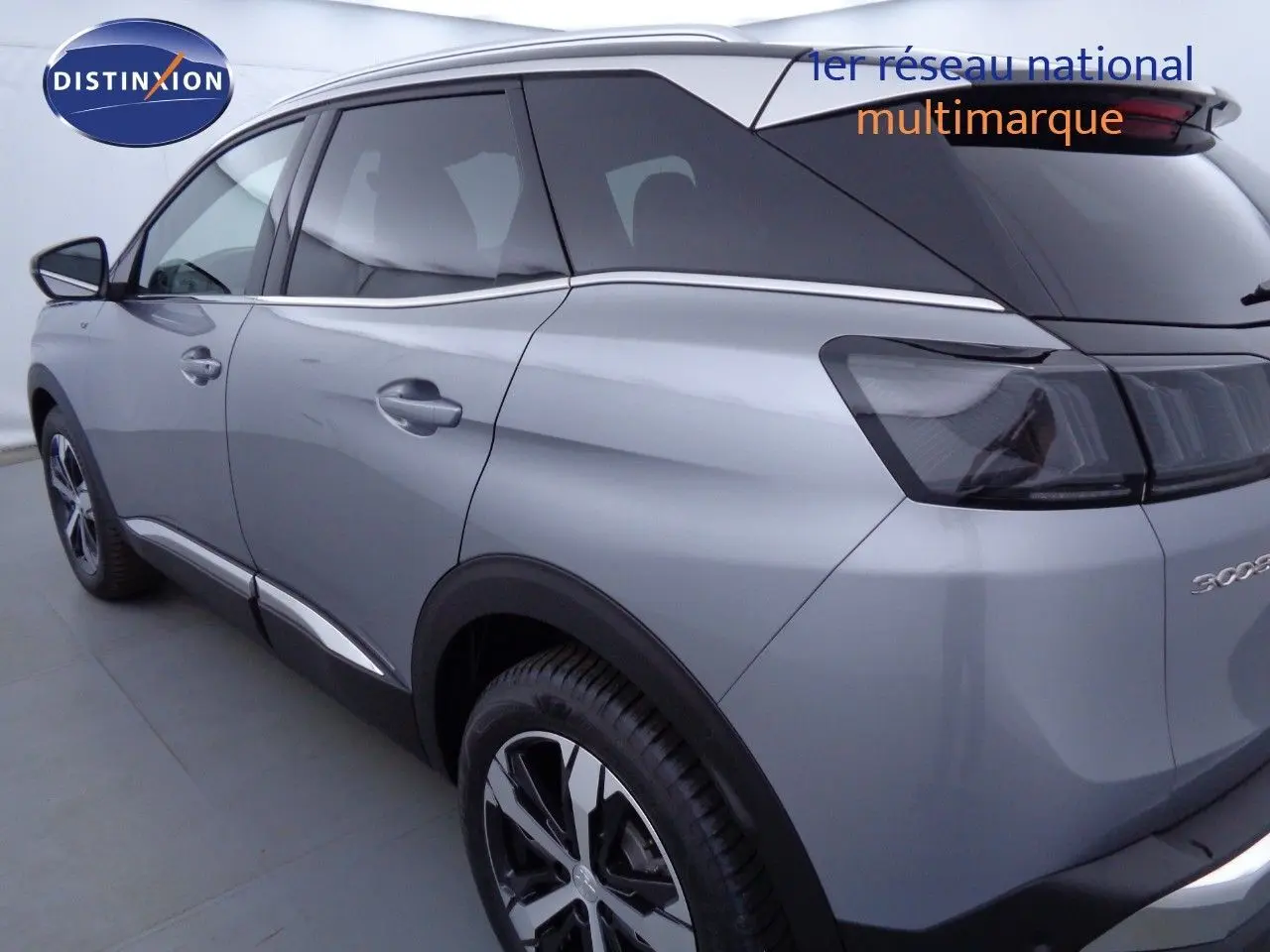 Vue 3/4 arrière droite du Peugeot 3008 gris Artense métal avec feux arrière fumés et jantes alliage bicolores.