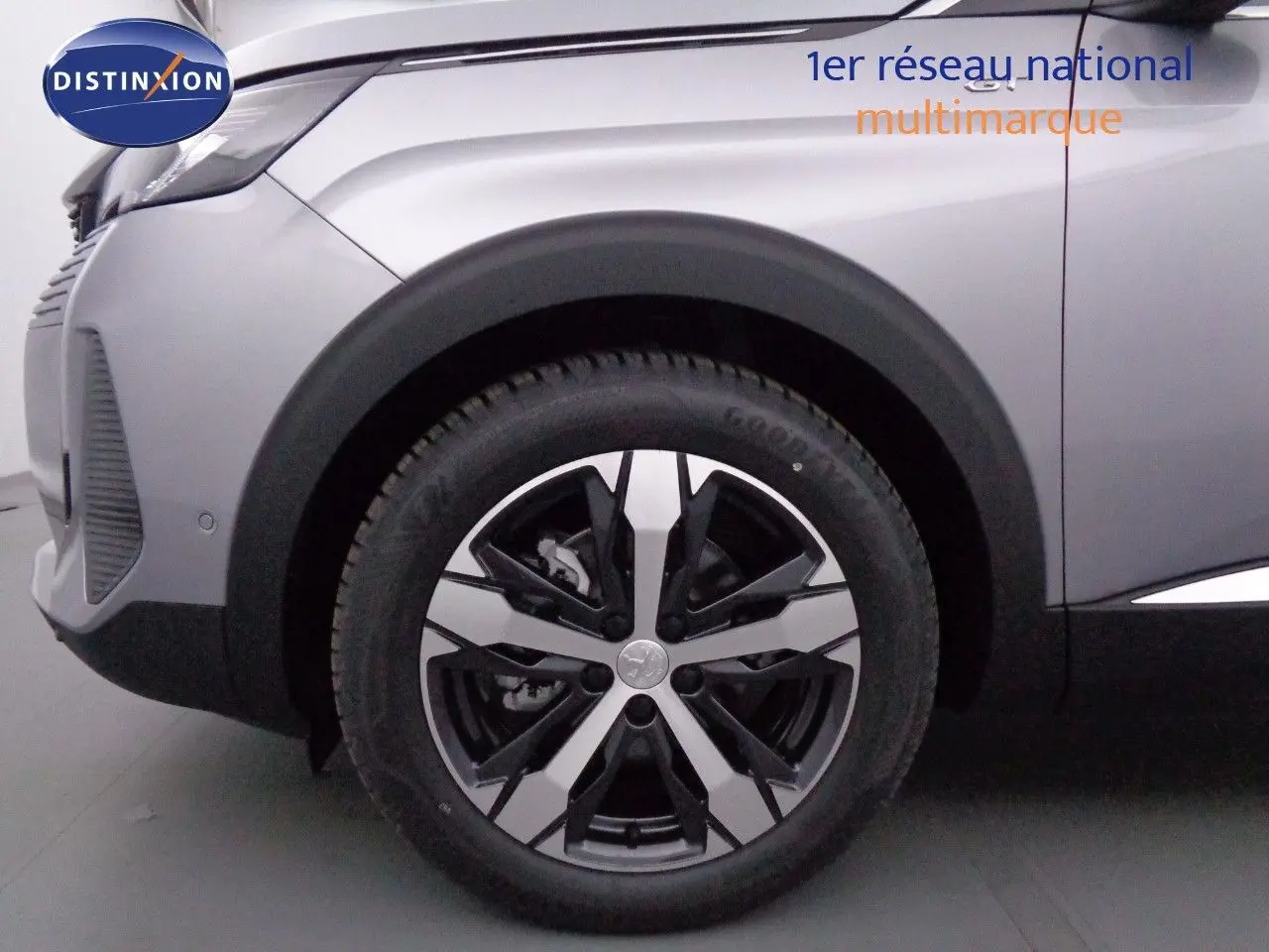 Peugeot 3008 gris Artense métal en vue 3/4 avant droit, mettant en valeur ses phares LED et jantes alliage biton.