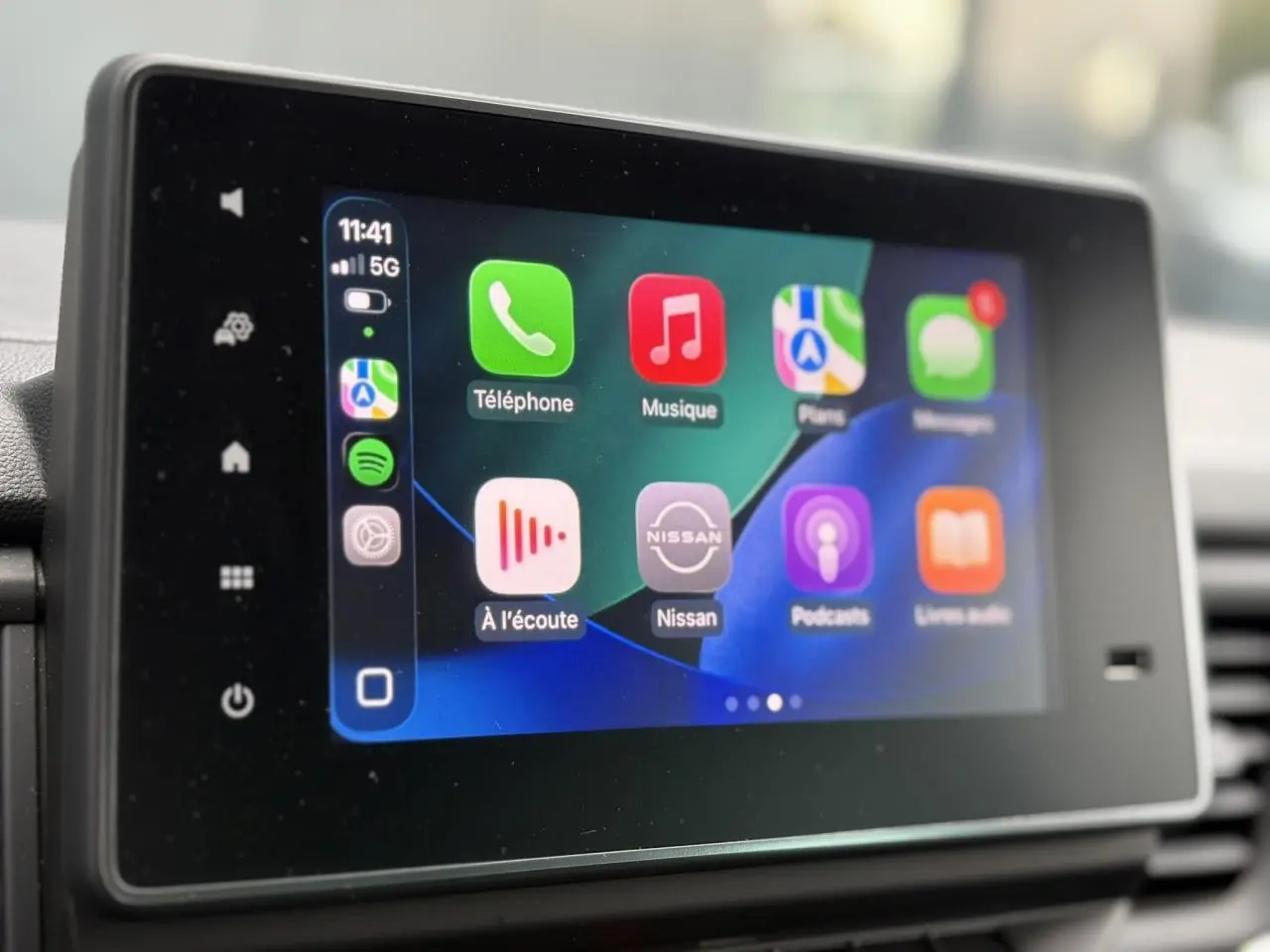 Écran tactile central du Nissan Primastar Combi affichant les applications Apple CarPlay en intérieur lumineux.
