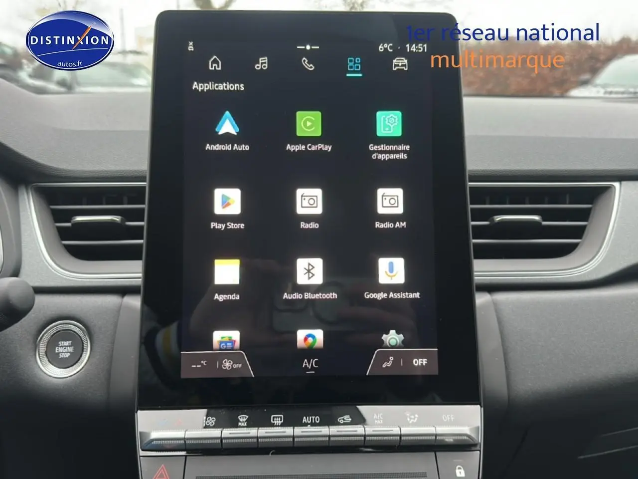 Vue rapprochée de l'écran tactile central du Renault Captur gris cassiopée 2025 avec commandes clim et bouton start engine.