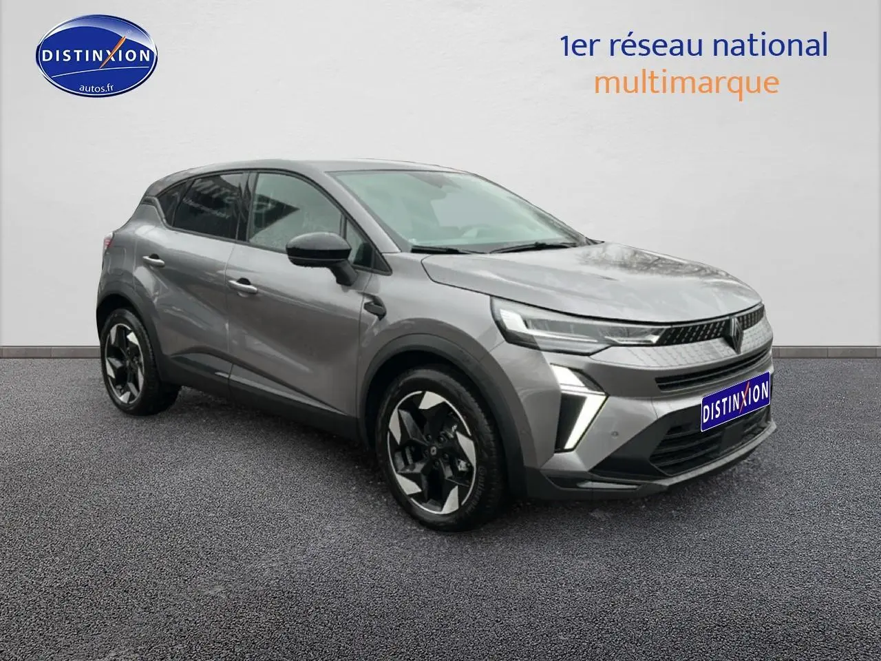 Renault Captur gris cassiopée en 3/4 avant droit, avec jantes alu et feux LED distinctifs.