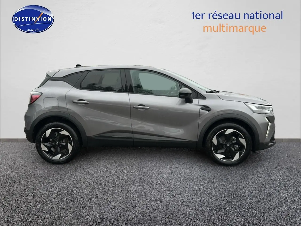 Profil droit du Renault Captur gris cassiopée 2025 avec jantes alu noires et phares avant LED.