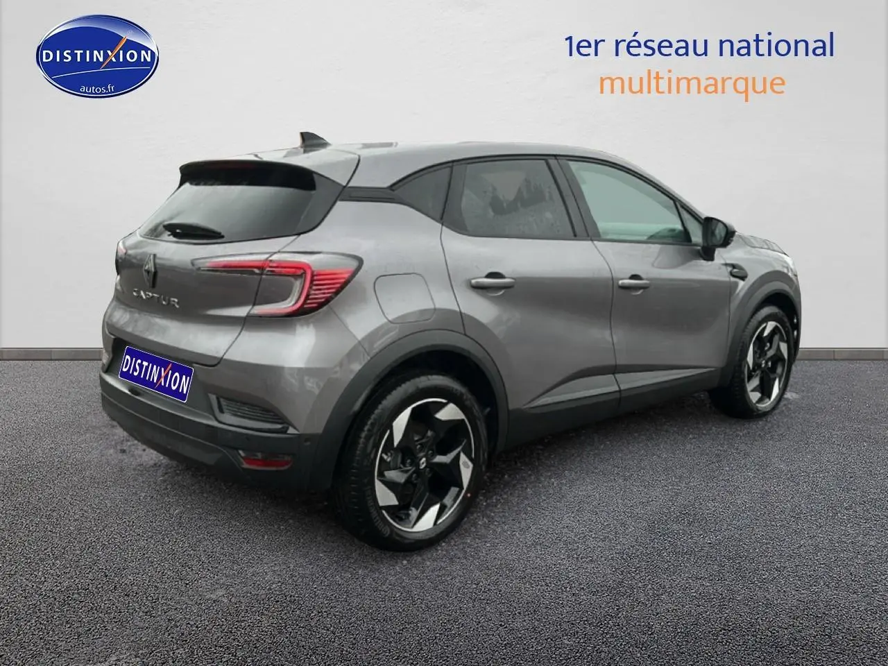 Renault Captur gris cassiopée en 3/4 arrière droit, avec jantes alu et feux arrière LED distinctifs.