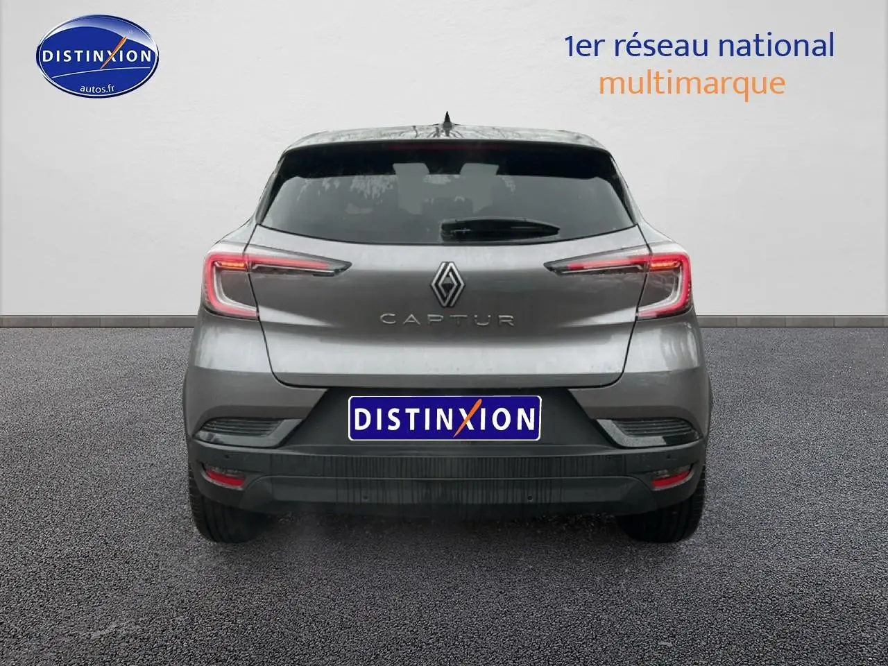 Vue arrière d'un Renault Captur gris cassiopée 2025 avec feux arrière LED et lunette arrière surteintée.