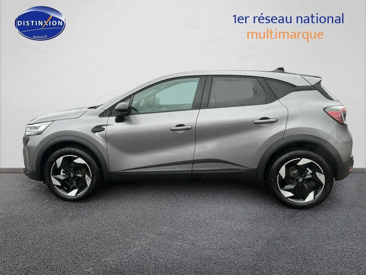 Vue de profil côté gauche d'un Renault Captur gris cassiopée avec jantes alliage et poignées ton carrosserie.