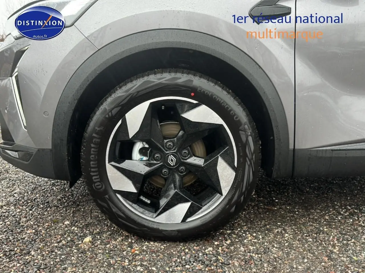 Gros plan sur la roue avant gauche du Renault Captur gris cassiopée avec jante alu au design géométrique.