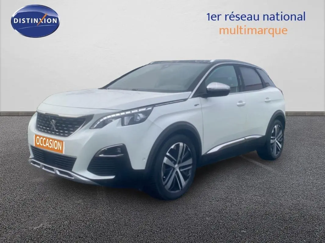 Peugeot 3008 blanc en 3/4 avant droit avec jantes alliage 19 pouces et toit panoramique visible.