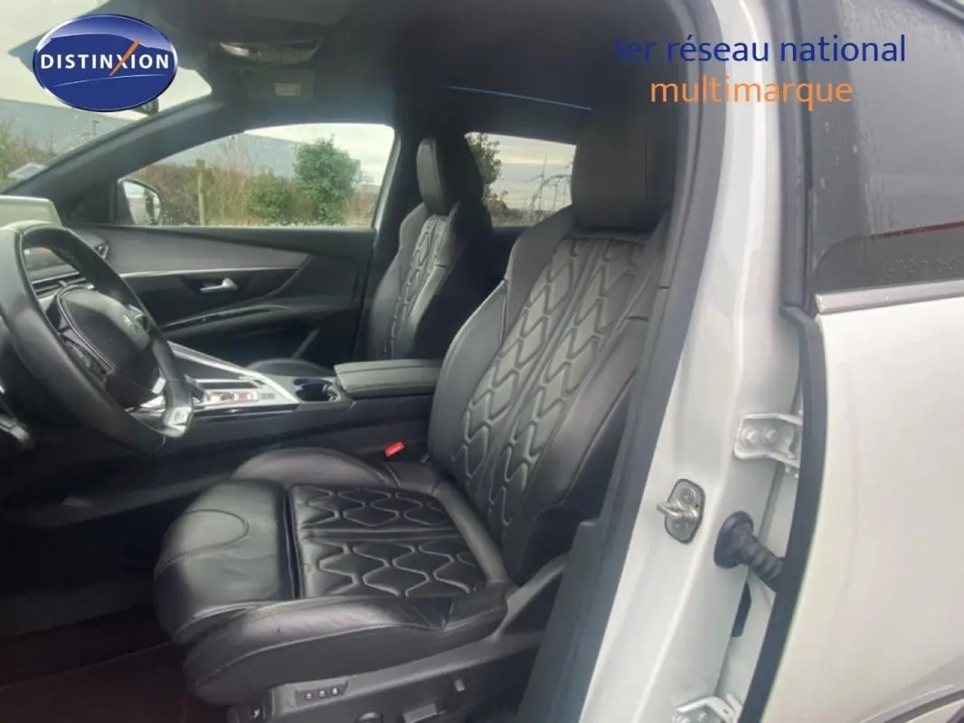 Vue intérieure côté gauche du Peugeot 3008 blanc 2018, mettant en valeur les sièges en cuir noir au design moderne.