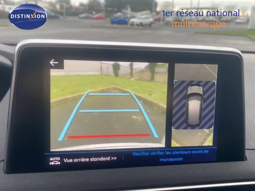 Écran tactile intérieur montrant la caméra de recul et l'aide au stationnement du Peugeot 3008 blanc.