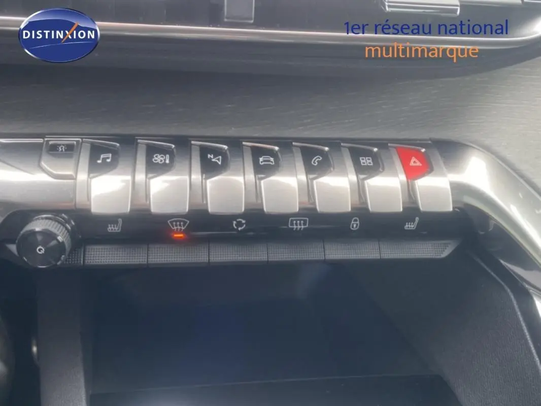 Gros plan sur la rangée de boutons de commande argentés du tableau de bord du Peugeot 3008 blanc, version GT.