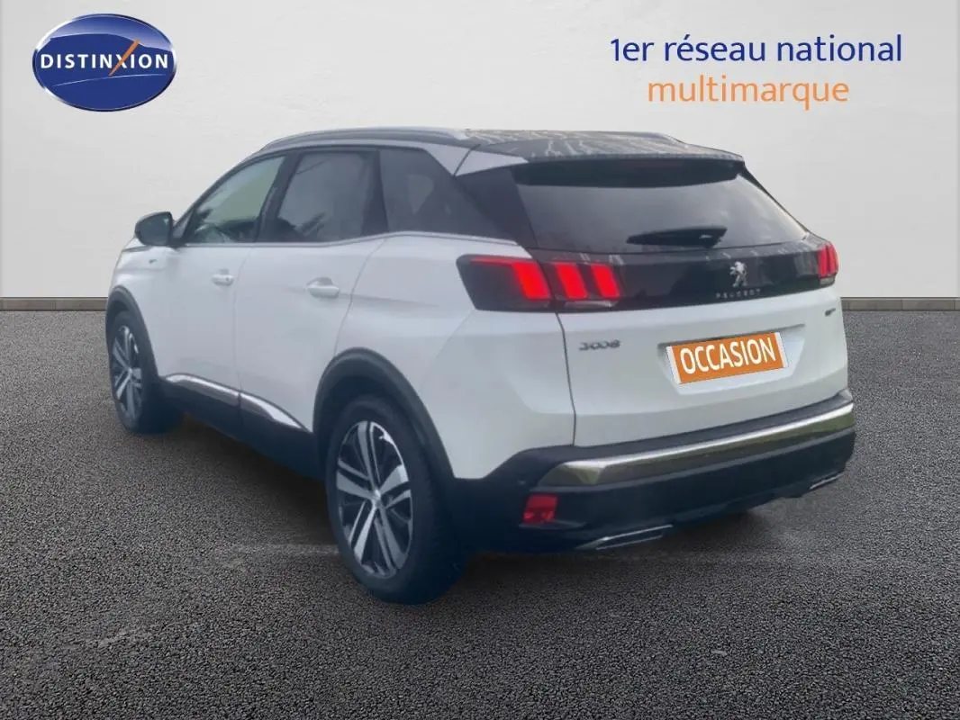 Vue 3/4 arrière droite d’un Peugeot 3008 blanc avec jantes alliage 19 pouces et toit noir brillant.
