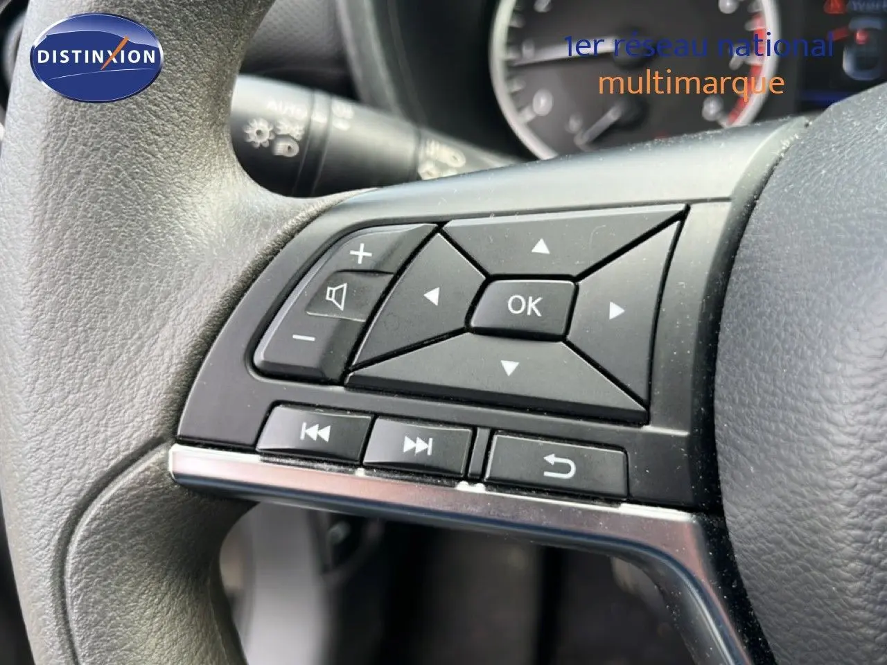 Gros plan sur les commandes multifonctions noires à gauche du volant du Nissan Juke 2023 noir métal.