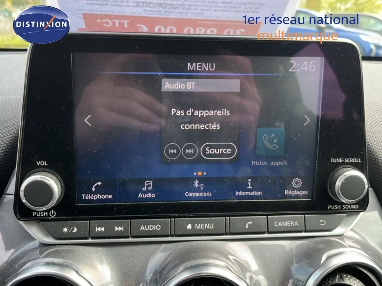 Écran tactile central du Nissan Juke noir métal 2023 affichant le menu audio Bluetooth sans appareil connecté.