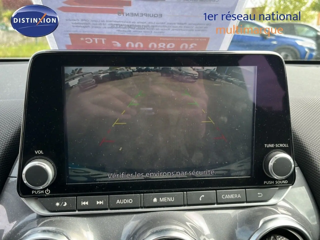 Écran central affichant la caméra de recul du Nissan Juke noir métal, vue intérieure du tableau de bord.