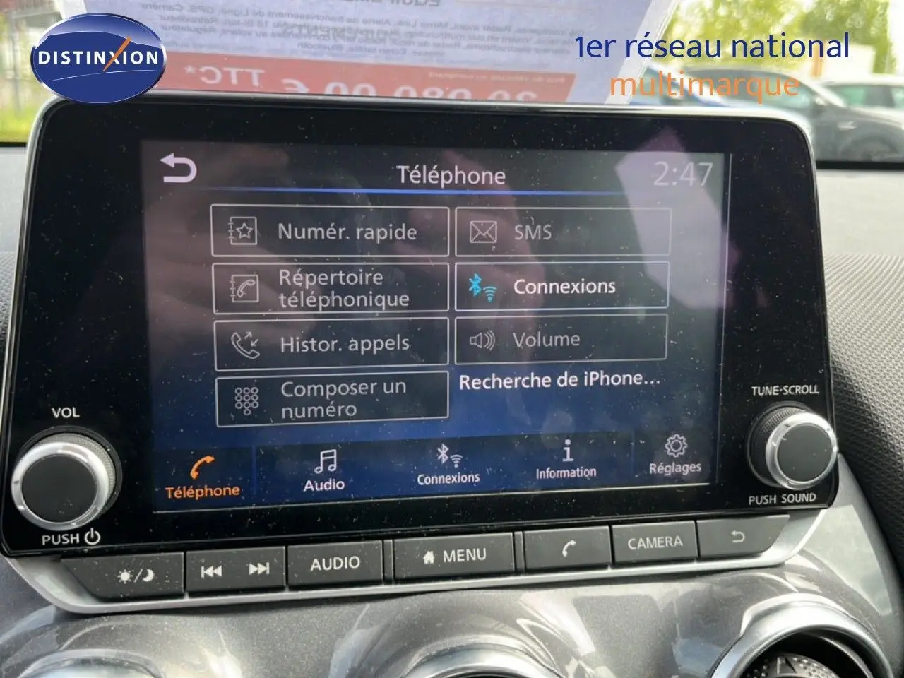 Écran tactile central du Nissan Juke noir métal 2023 montrant le menu téléphone avec commandes audio et caméra.