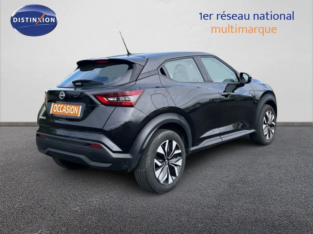 Nissan Juke noir métal en 3/4 arrière droit, soulignant ses feux arrière LED et jantes alliage distinctives.