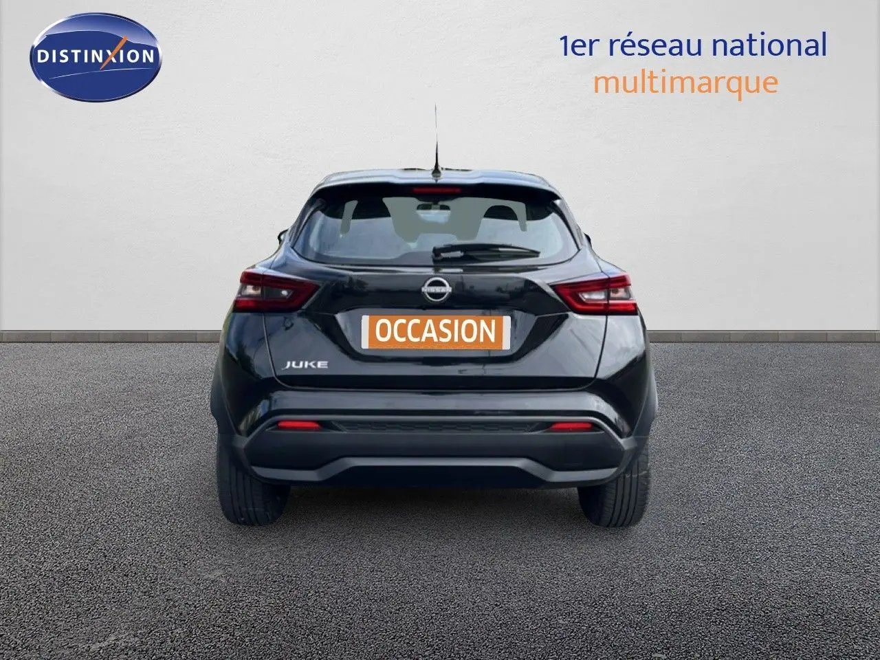 Vue arrière d'un Nissan Juke noir métal 2023 avec feux LED et plaque d'immatriculation "OCCASION" visible.