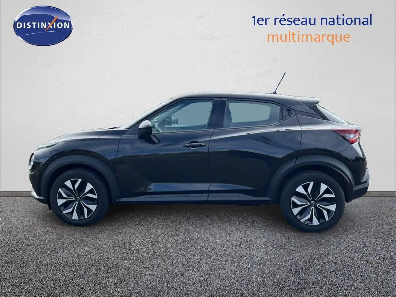 Profil côté gauche d'un Nissan Juke 2023 noir métal, finition Acenta avec jantes au design moderne.
