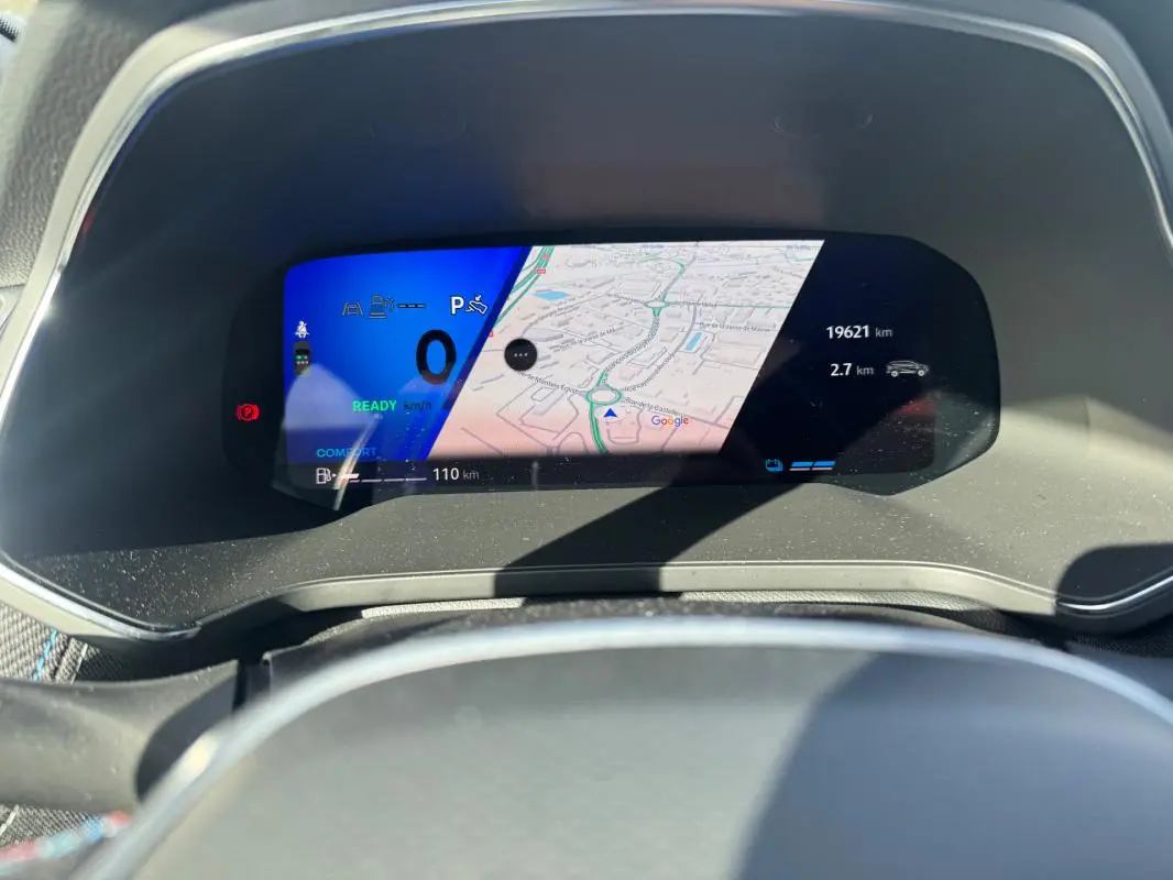 Tableau de bord numérique du Renault Symbioz E-Tech hybride, affichant navigation et informations de conduite.