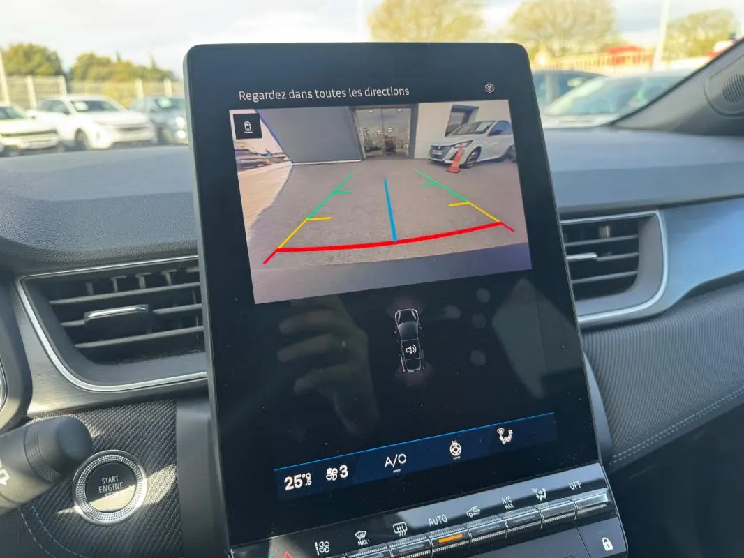 Vue intérieure du tableau de bord du Renault Symbioz gris clair, écran tactile affichant la caméra de recul avec guidage coloré.