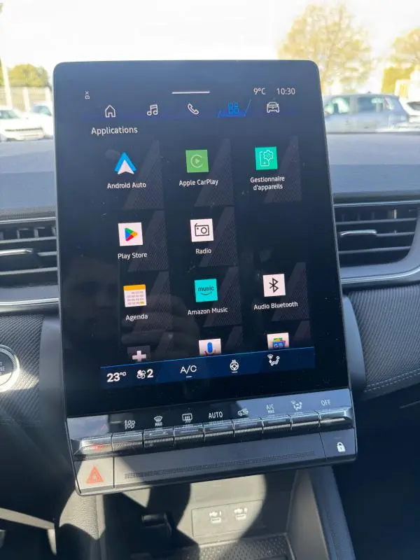 Écran tactile central de la Renault Symbioz gris clair, affichant les applications multimédia et climatisation, vue intérieure frontale.