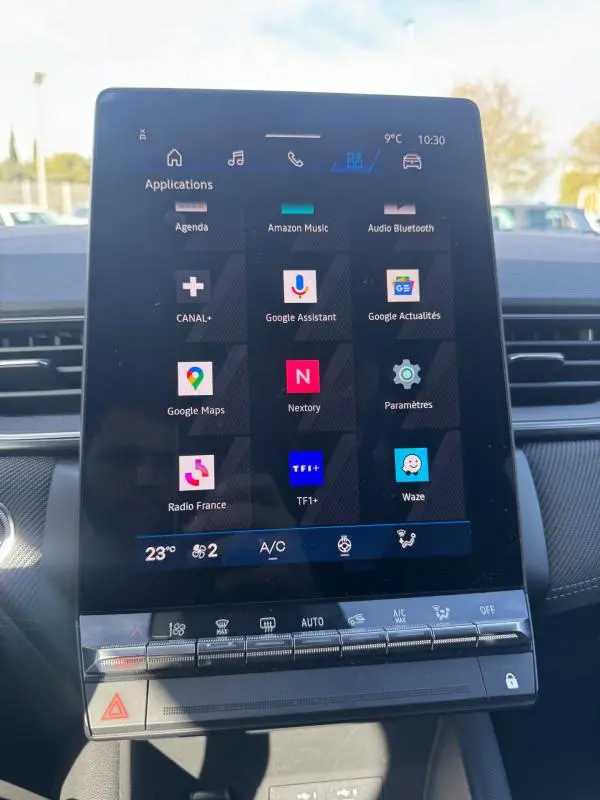 Écran tactile central du tableau de bord de la Renault Symbioz gris clair, affichant les applications connectées.