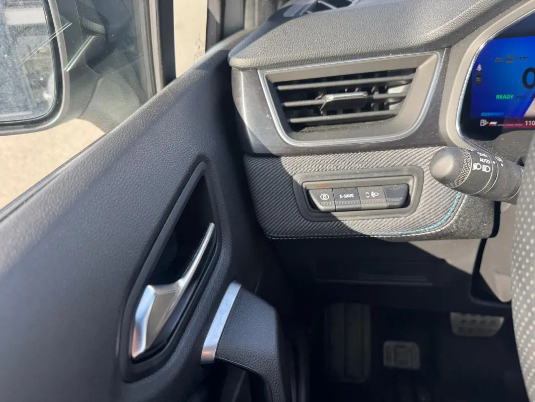 Détail intérieur côté gauche du tableau de bord gris foncé avec commandes E-SAVE et ventilation Renault Symbioz 2025.