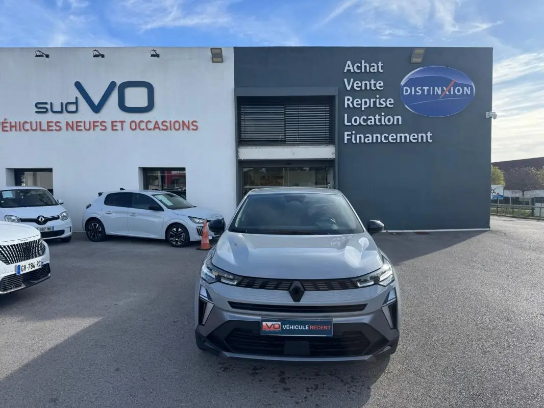 Vue avant d'une Renault SYMBIOZ gris clair E-Tech full hybrid 145 Esprit Alpine, avec calandre noire et logo central.