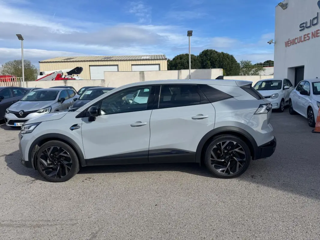 Renault Symbioz E-Tech hybride gris clair, vue profil côté gauche, avec jantes alliage noires 19 pouces.