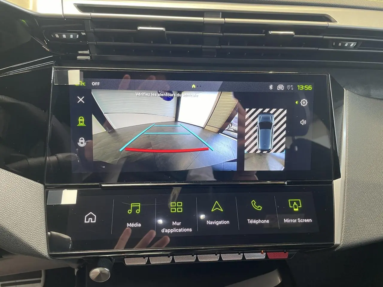 Écran tactile central affichant la caméra de recul et la vue 360° du Peugeot 308 gris Artense, intérieur moderne.