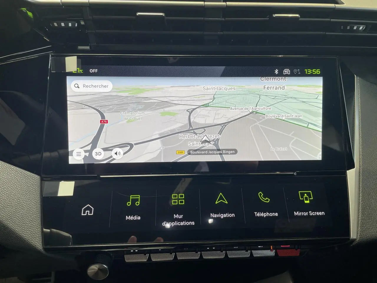 Écran tactile central avec navigation 3D dans l’habitacle du Peugeot 308 gris Artense, vue de face.